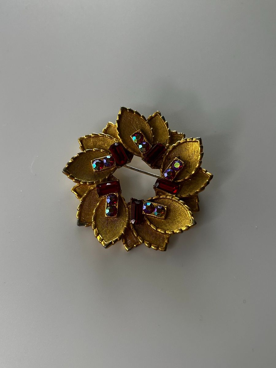 Vintage BSK Gold Tone Leaf Wreath AB Red Rhinestones Brooch product image (2)