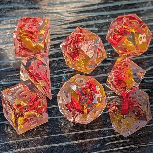 Nothing like some fall floral fun to spruce up a Monday 😉 

#HandmadeDice #ShopSmall #MadeInCanada #resin #resindice #resinar...
