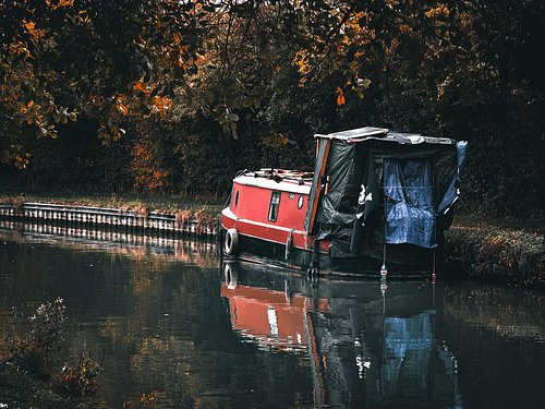 Are there any #pirates aboard the #narrowboat. Lovely #autumnvibes on the #canal
