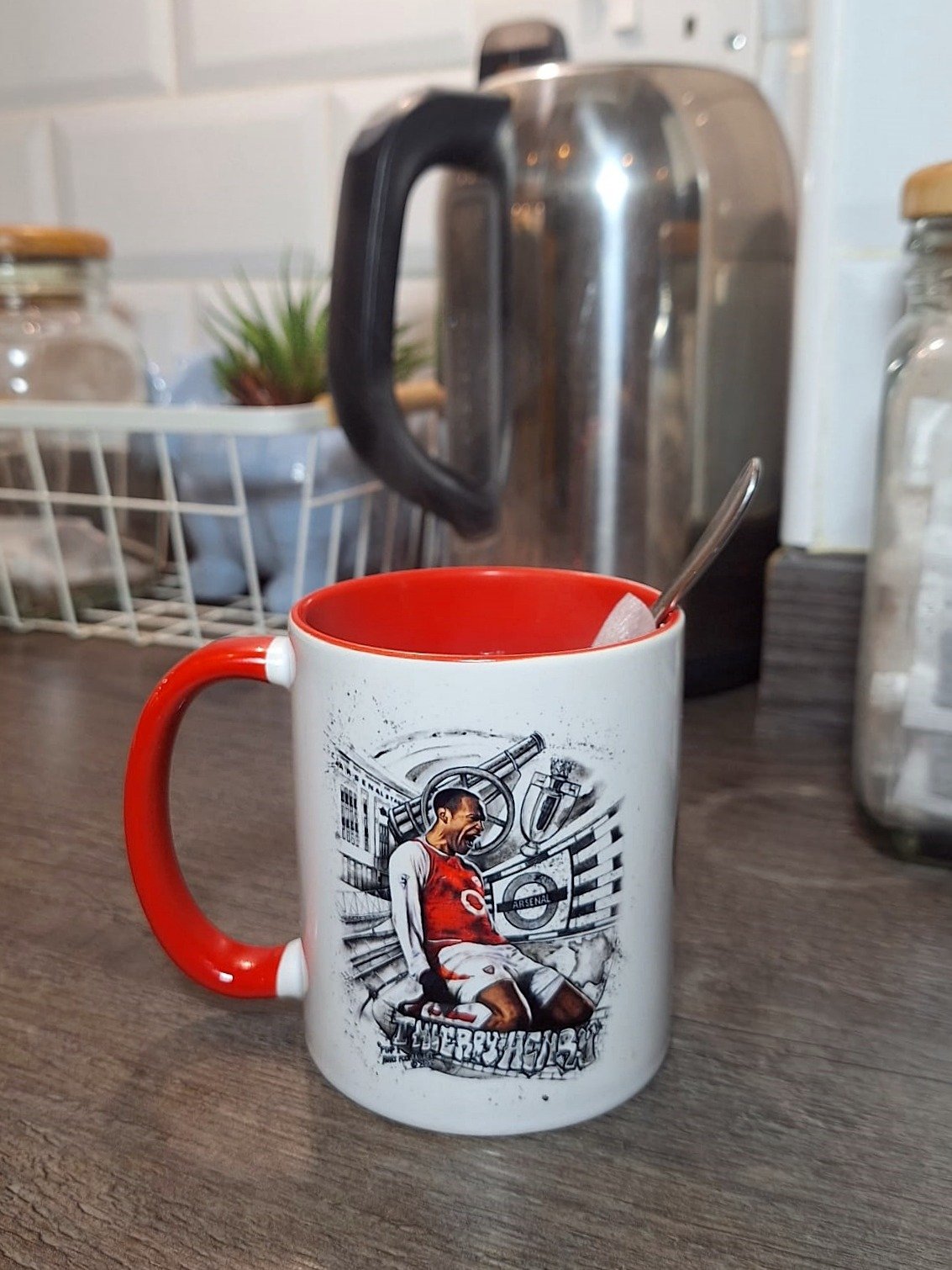 Hand-Drawn Thierry Henry Arsenal Mug – Red & White Football Fan Mug | Ideal Gift for Arsenal Supporters product image (7)