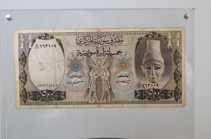 خمسمائة ليرة سورية ( ام الطربوش ) اصدار عام 1982 product image (1)