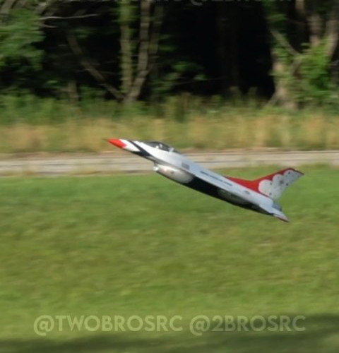Ever catch a jet out of the sky? Jon from Two Brothers does it with the new F-16 64mm by @fmsrcairplane.

#aviation #rc #rcpl...