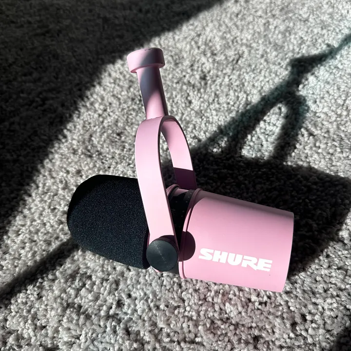 SHURE MV7 microphone - cotton candy pink matte product image (1)