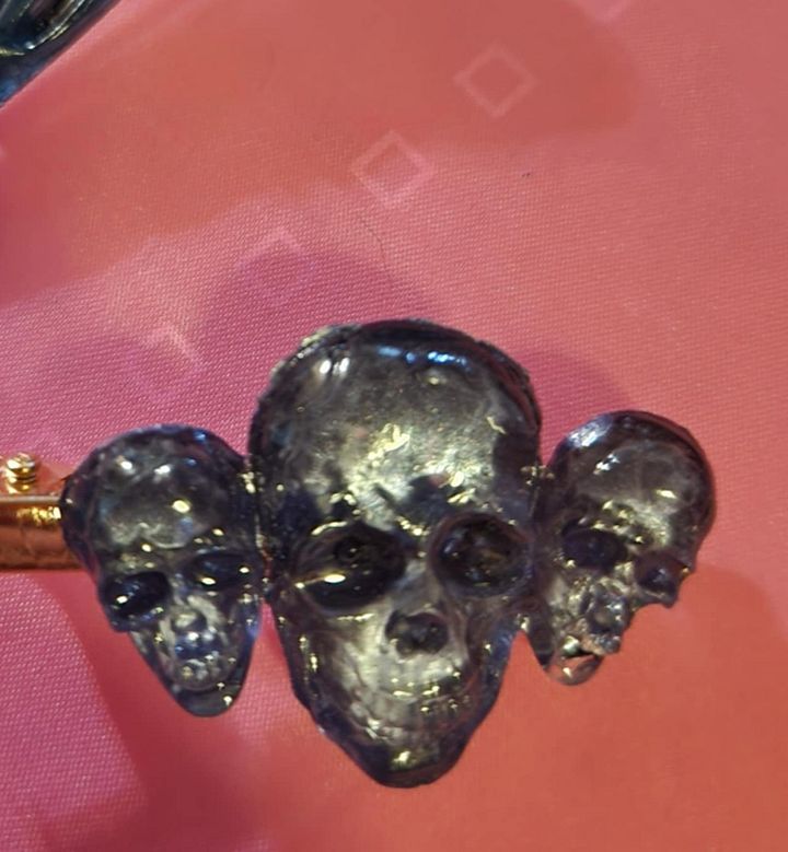 resin triple skull hair clip product image (1)