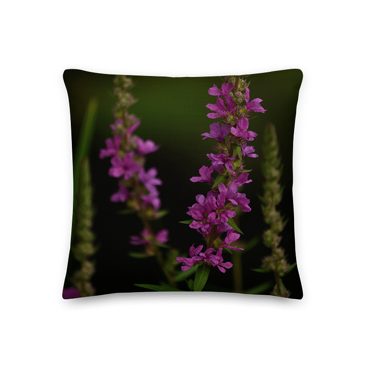Premium-Kissen - Violette Blüten vor dunklem Hintergrund product image (1)