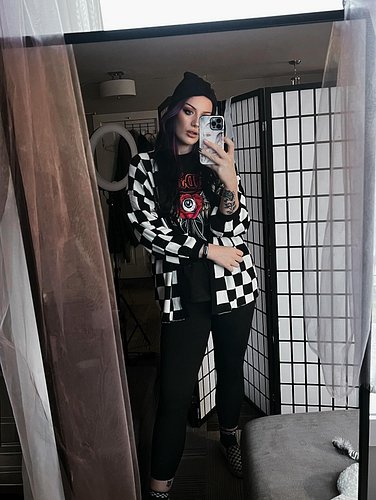 you should always match your cardigan to your shoes

(been trying to wear more than just oversized hoodies and leggings and I...