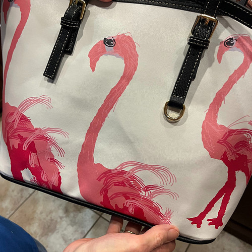 Who Loves Flamingos? What a fun way to brighten your mood. This is a lovely purse with plenty of room with pockets inside. Vi...