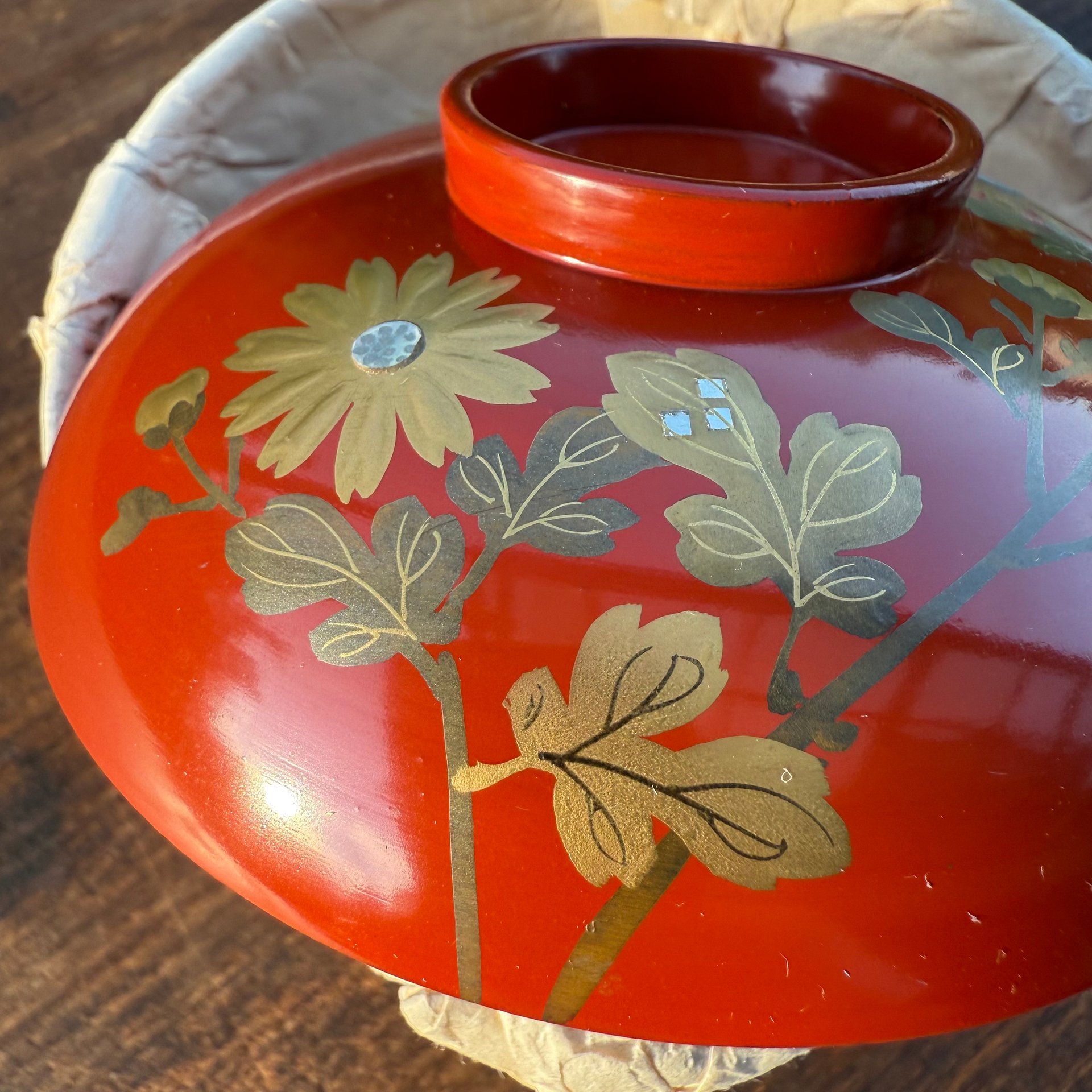 🎎 Japanese Lacquered Owan Bowl with Stylized Floral Motif – Japan Antique Roadshow product image (3)