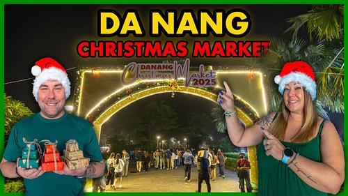 Christmas markets in Vietnam? 🎄🇻🇳 Yep, they exist and Da Nang absolutely blew our minds! Mulled wine, German craft beer, s'mo...