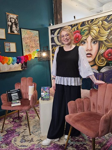 I had a great evening at @underthecoverkc chatting with @ann_aguirre_author about her new book I Think I'm In Love With An Al...