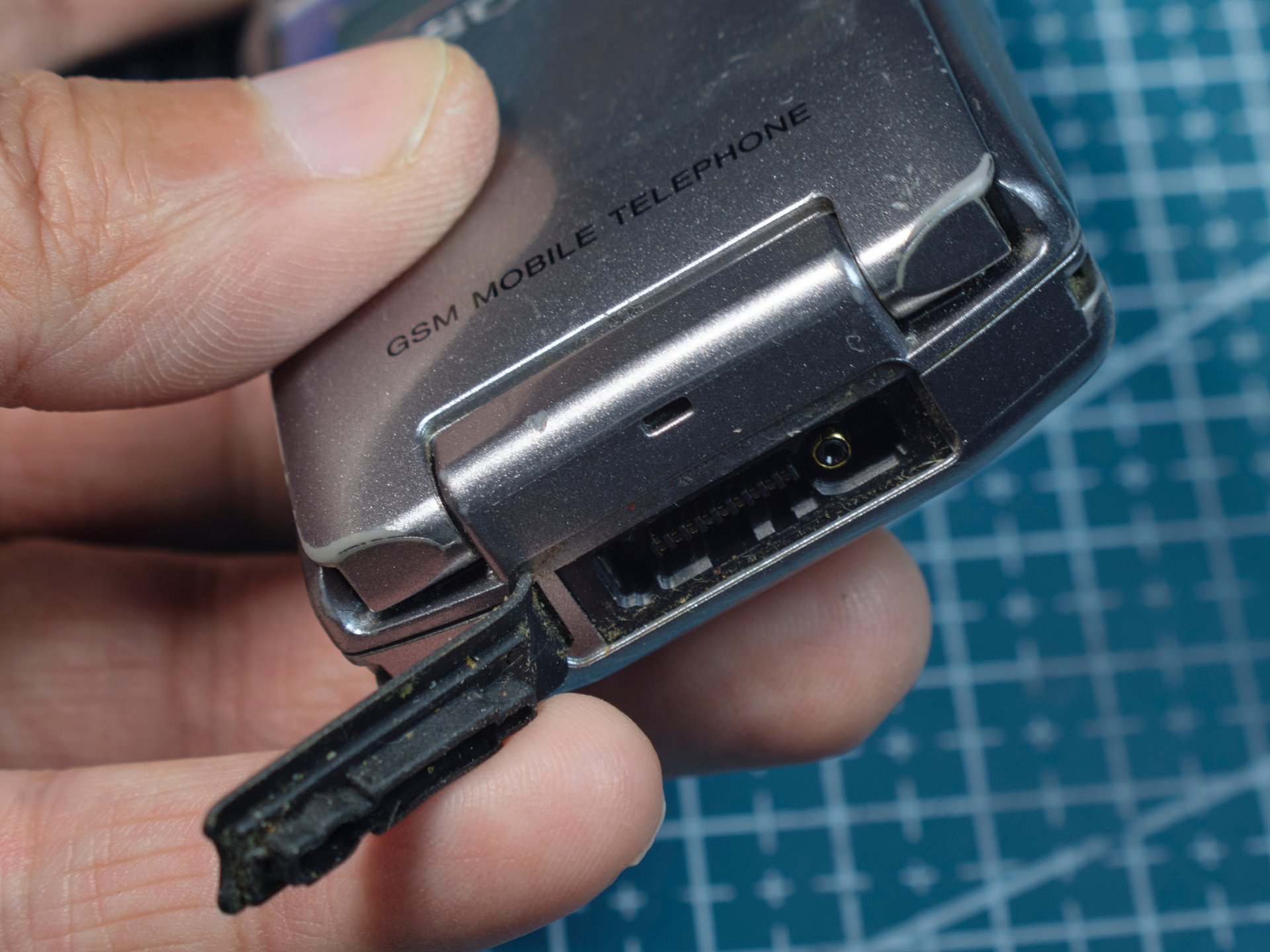 Sony CMD-Z5 Unlocked – Vintage Retro Mobile Phone with Original Charger – Rare Collectible product image (8)