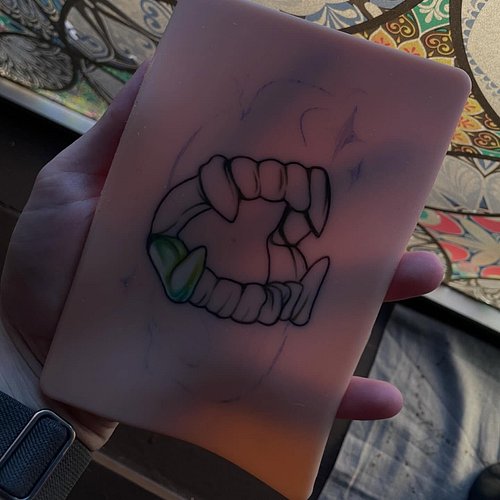 I got to start tattooing fake skin today!! 💚💚💚

I definitely have some getting used to to do with the machine, needle strokes...