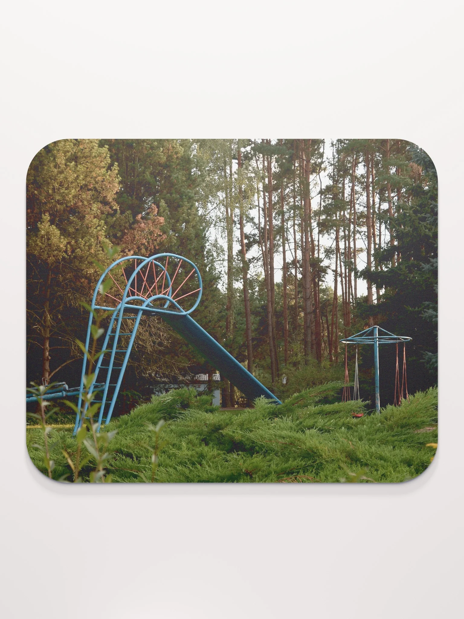 Mauspad - Verlassener nostalgischer Spielplatz im Wald product image (2)