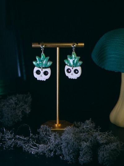 Variegated Skull Planter Dangles product image (1)