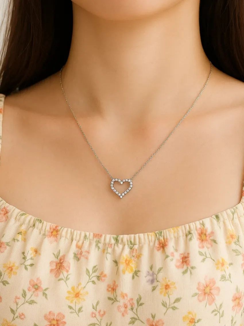 The Amoré Necklace product image (2)