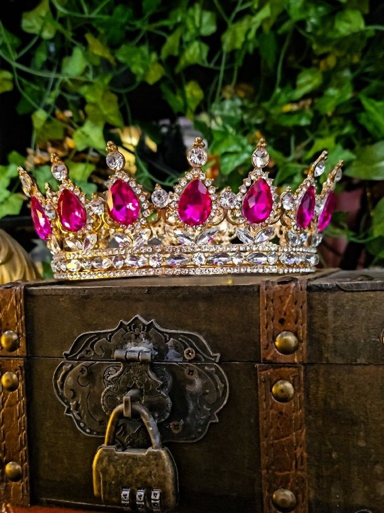 The Armored Kingdom Deep Rosethorn Pink Crown (Gold) product image (3)