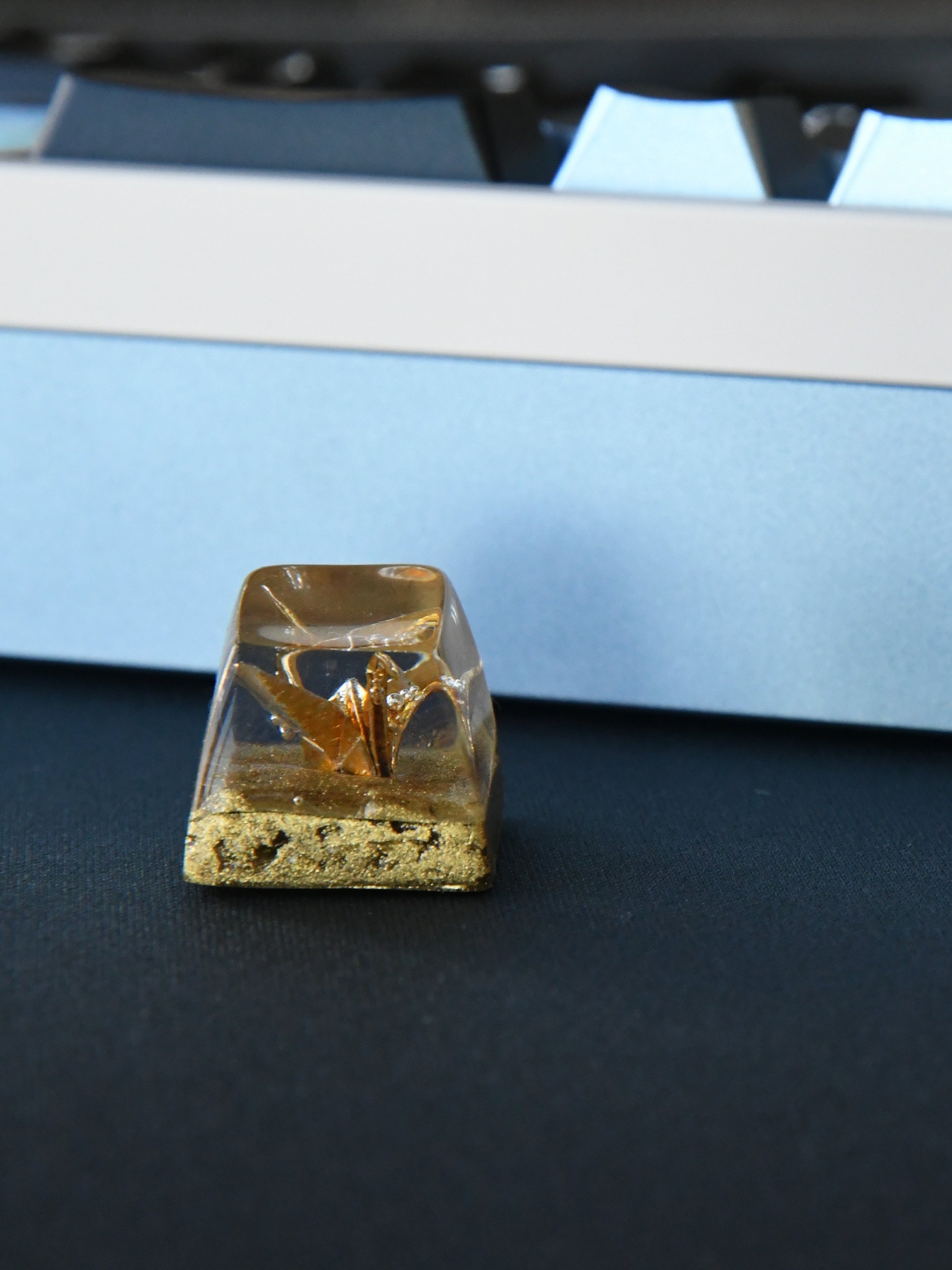 Golden Ruins Crane SA R1 Keycap product image (4)
