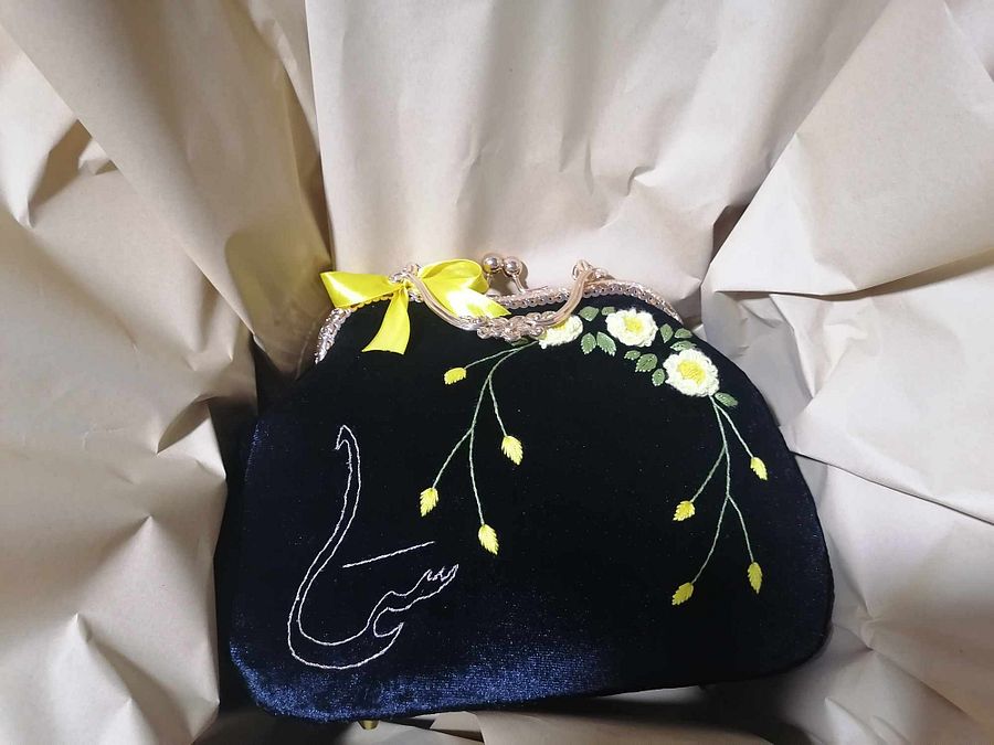 Velvet vintage handbag product image (6)