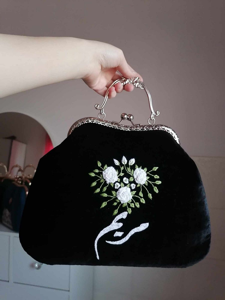Velvet middle flowers handbag product image (7)