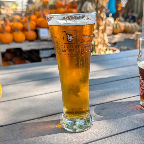 Ocktoberfest by @flytrapbrewing in @cityofwilm 
Beautiful day!

#octoberfest #beer #wilmington #pumpkinpatch #sunnyday☀️