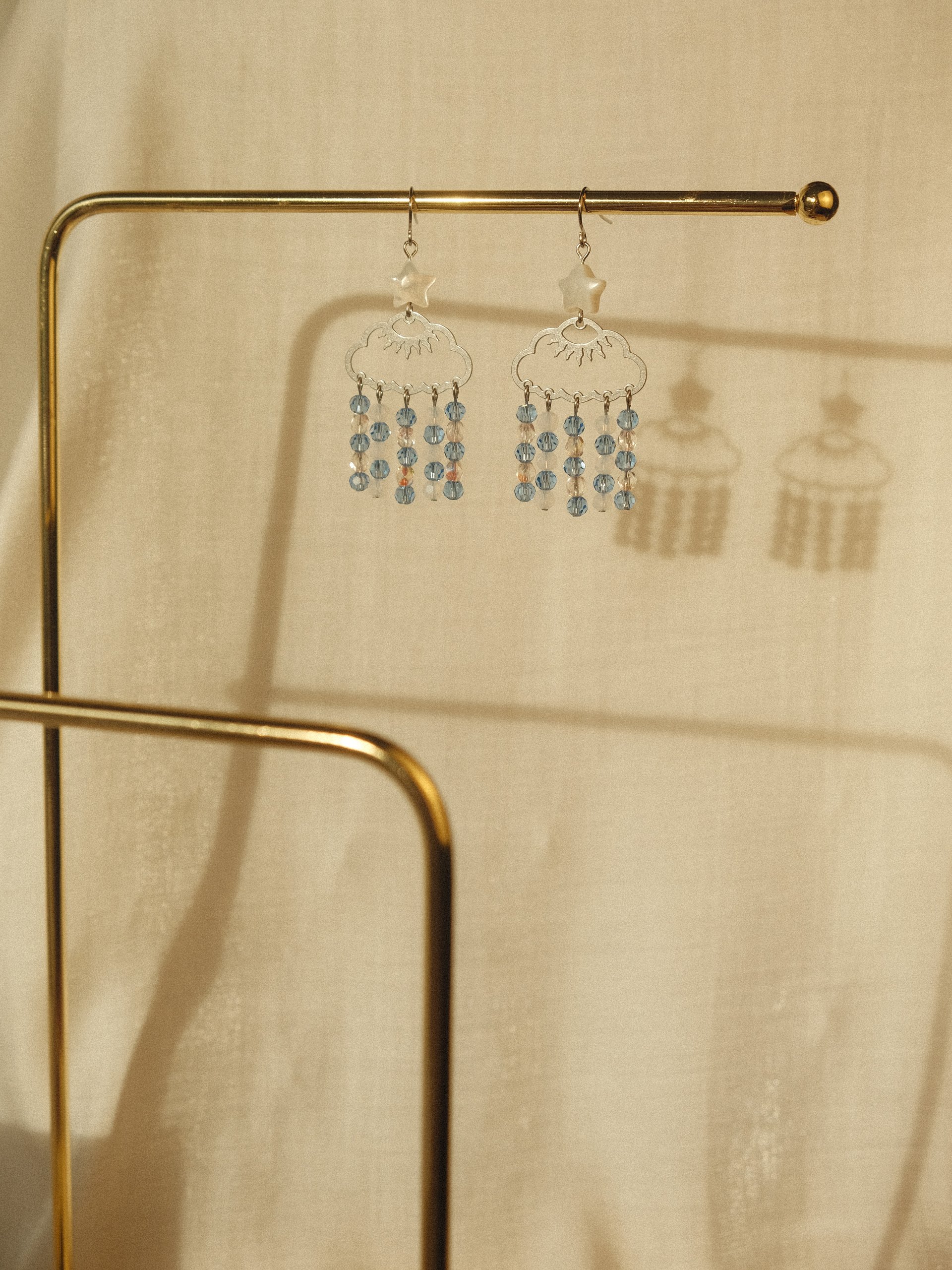 Mother-of-pearl cloud earrings product image (4)