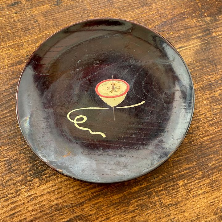🎎 Antique Japanese Lacquer Plate with Koma Design – Japan Antique Roadshow product image (1)