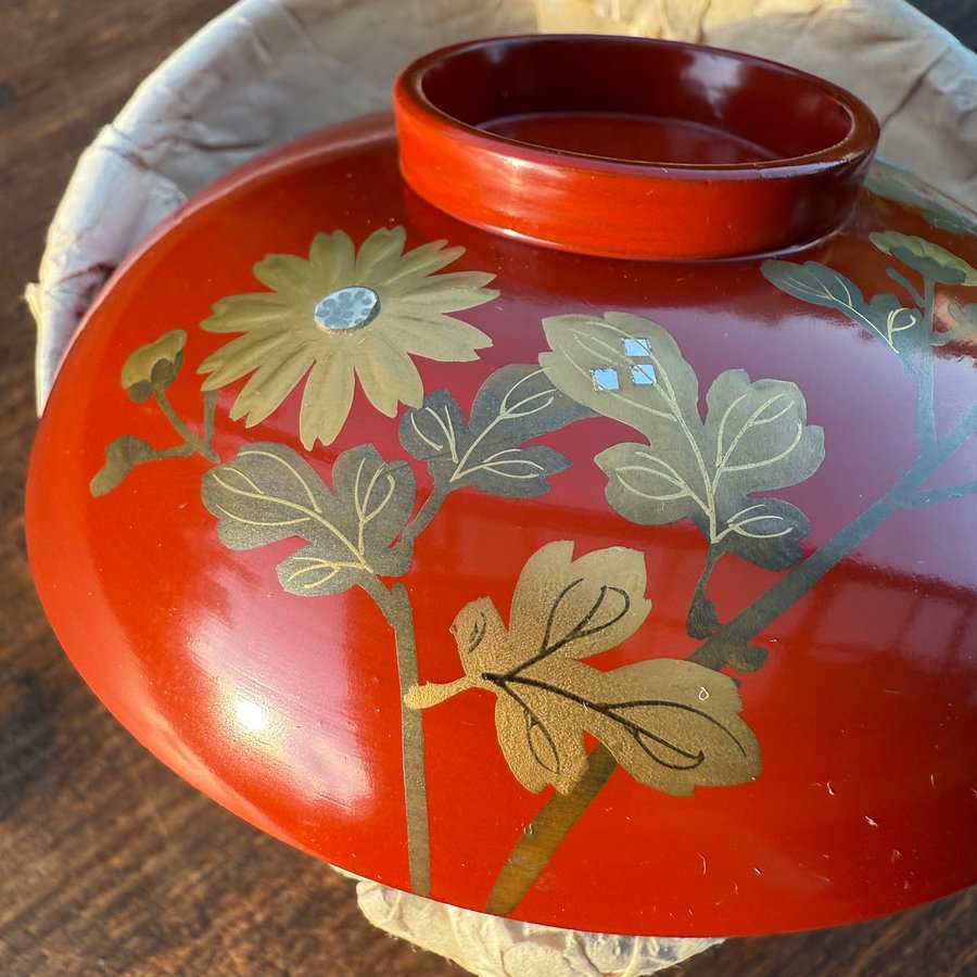 🎎 Japanese Lacquered Owan Bowl with Stylized Floral Motif – Japan Antique Roadshow product image (3)