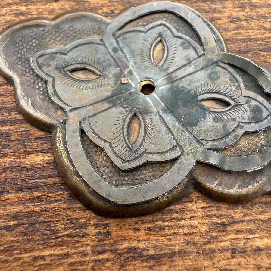 🎎 Mid-Showa Japanese Brass Fusuma Pull with Stylized Etching – Japan Antique Roadshow product image (3)