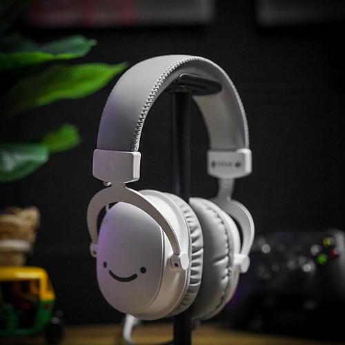 Recently had the pleasure of reviewing the @fifinemicrophone H9 & H3s gaming headsets. The full video is up on my YouTube cha...