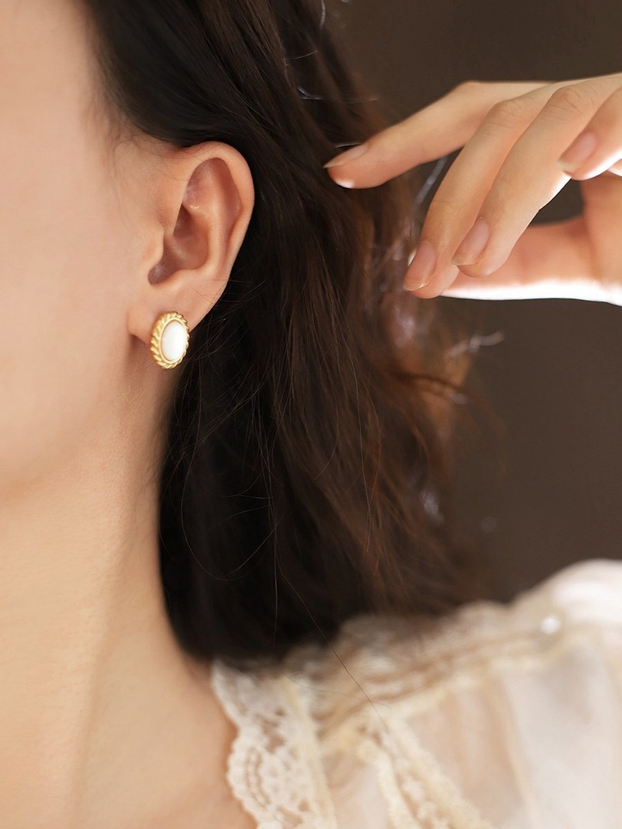 Vintage Oval Pearl Stud Earrings | 18K Gold Plated product image (5)