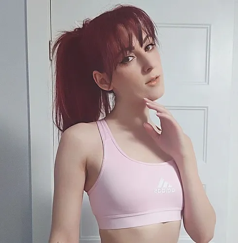 Pink Princess ❤️
.
.
.
.
.
.
.
#pink #barbie #sportsbra #addidas #redhead #pose #girlgamer #fitnessgirl