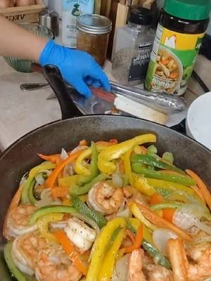 ¡Fajitas de Camarón 🦐 RÁPIDAS!  ​¡Súbele el nivel a tu cena con estas deliciosas Fajitas de Camarón! 🤤 Esta receta es tan fácil y rápida que se convertirá en tu favorita. Los camarones jugosos, los vegetales crujientes y ese toque de 