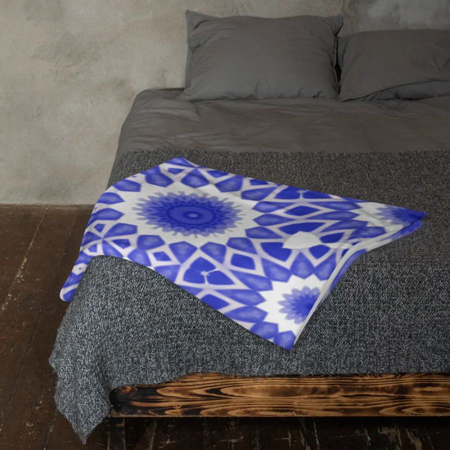 Blue & White Daisy Seamless Patterned Throw Blanket product image (3)