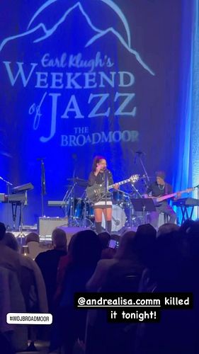 Amazing full circle moment at the @earlklugh @weekendofjazz ✨💛🎸 🎤 
📸: @paulyj20 🙏🏽
#weekendofjazz #earlklugh #andrealisa #sil...