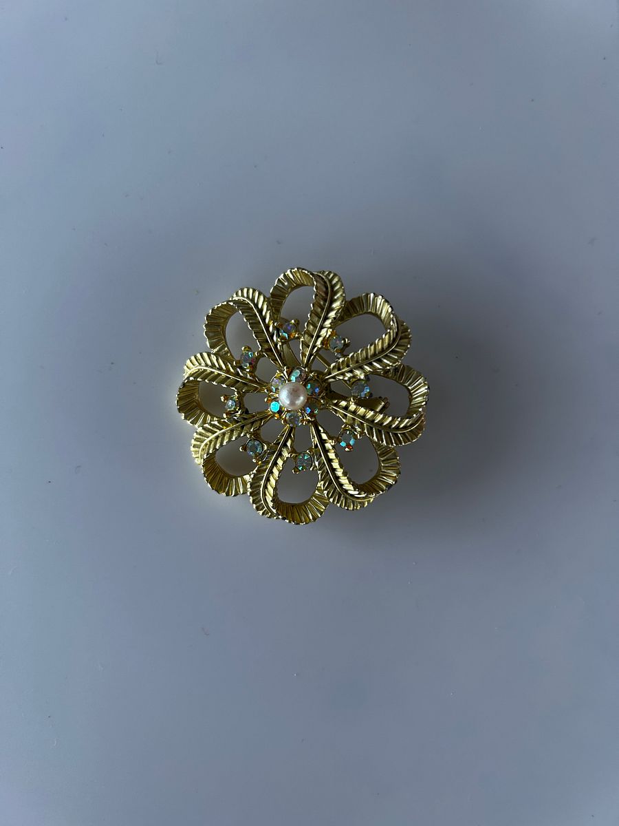 Vintage Gold Tone AB Rhinestones Faux Pearl Flower Brooch product image (4)