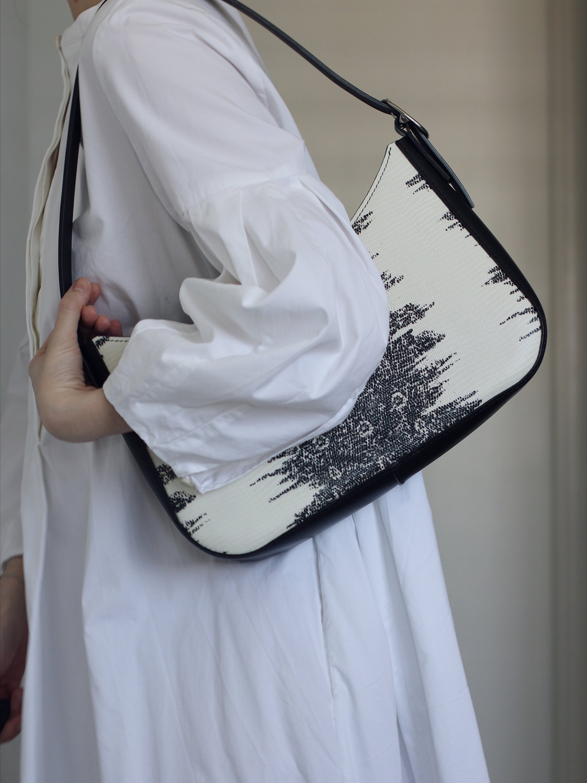 Lizard-embossed Leather Shoulder Bag – L product image (4)