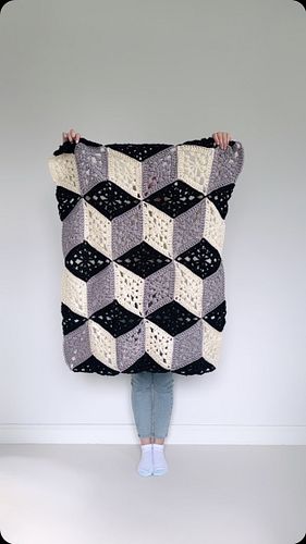 New free pattern! Comment ‘pattern’ and I’ll send you the link!

The Tulip Cube Throw is made from diamond shapes featuring t...
