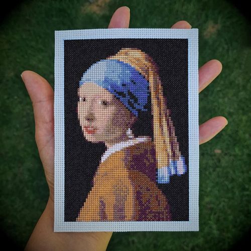 🧵✨ New Pattern Drop! ✨🧵
Bring timeless art to your hoop with this postcard-sized cross stitch rendition of Johannes Vermeer’s...