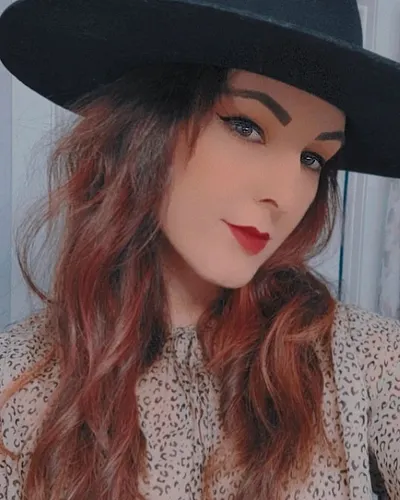 Yeehaw? 🤷🏻‍♀️🤣

.
.
.
.
.
.
.
.
#hat #cowgirl #redhead #spicey #redlips #makeup #hair #summer #canadaday #canadiangirl