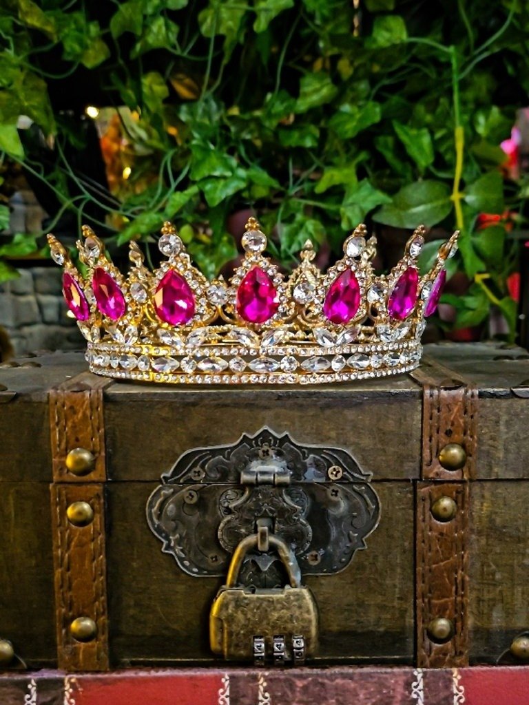 The Armored Kingdom Deep Rosethorn Pink Crown (Gold) product image (4)