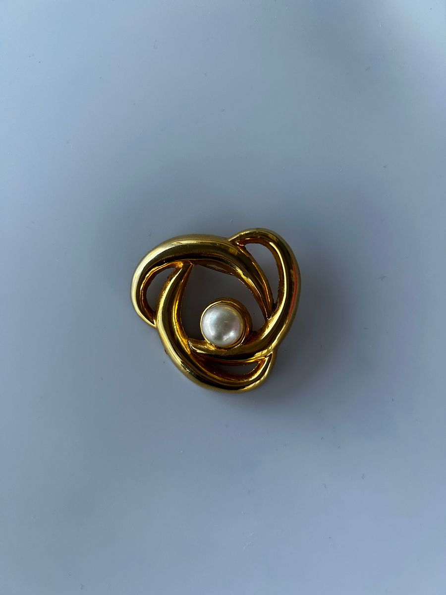 Vintage AAI Gold Tone Faux Pearl Brooch product image (3)