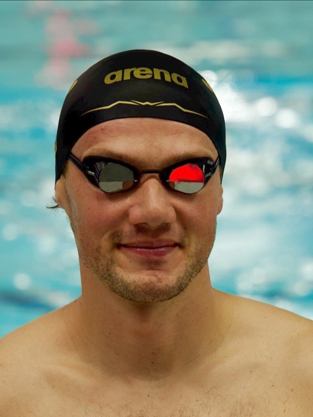 arena x TheSwimsuitGuy Aquaforce Wave Race Cap- Black & Gol