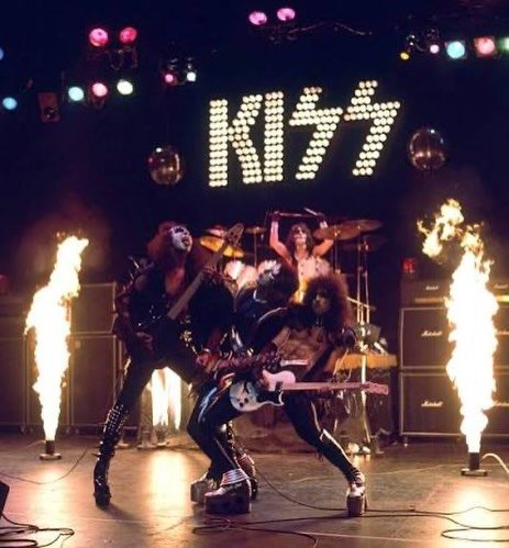 Santa brought someone the brand new super kick ass @kissonline 