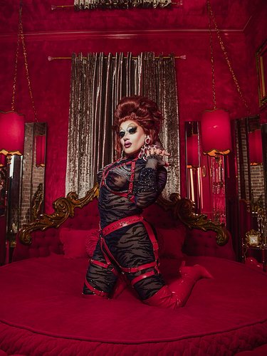Can I rent the honeymoon suite by the hour? 💒

My personal favorites of the pictures for Drag in the Wild came from this room...