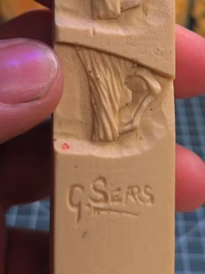 Another of my vintage woodcarving study sticks!  This one is from Gerald Sears, showing off stages of carving an ear and sideburn, making it easier to figure out how to replicate. These are usually made as a resin casting of the original basswood wood carving that an artist would do, and then used as a teaching tool in a seminar or class on Woodcarving.  A great study guide to take home so you can refine your own work, by referencing how a master at the craft accomplished something. #woodcarving #whittling #caricaturecarving #woodart #folkart