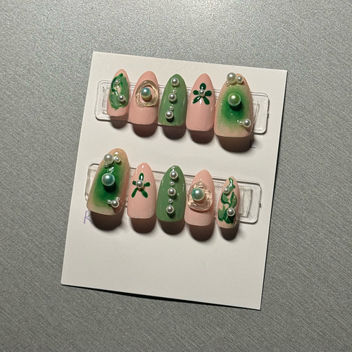 wow I really just hate everything I create recently UGHHHHH anyway here are these for a friend , she sent me super cute nails...