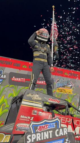 🫡 Absolute domination by KTJ @kevinthomasjr in the #cornbeltclash finale #knoxvilleraceway #sprintcar #dirttrackracing #motor...