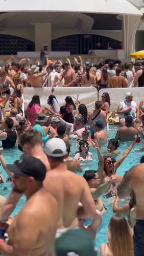 Bring sunscreen @livbeach #vegas #vegasbaby #lasvegas #poolparty #bikini