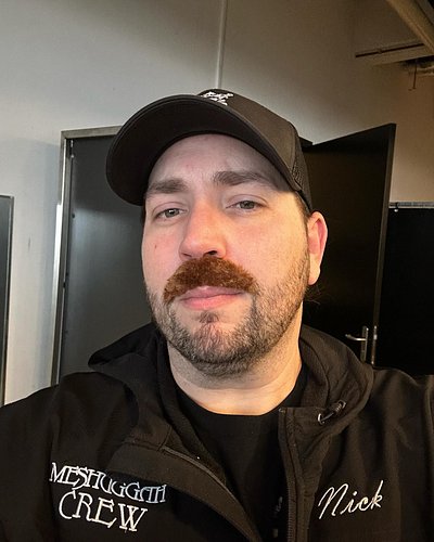 Excuse me, I Mustache you a question….Yay or nay? Haha. Watch out @exxtacyontwitch I’m comin for your signature. #tour #bigbu...