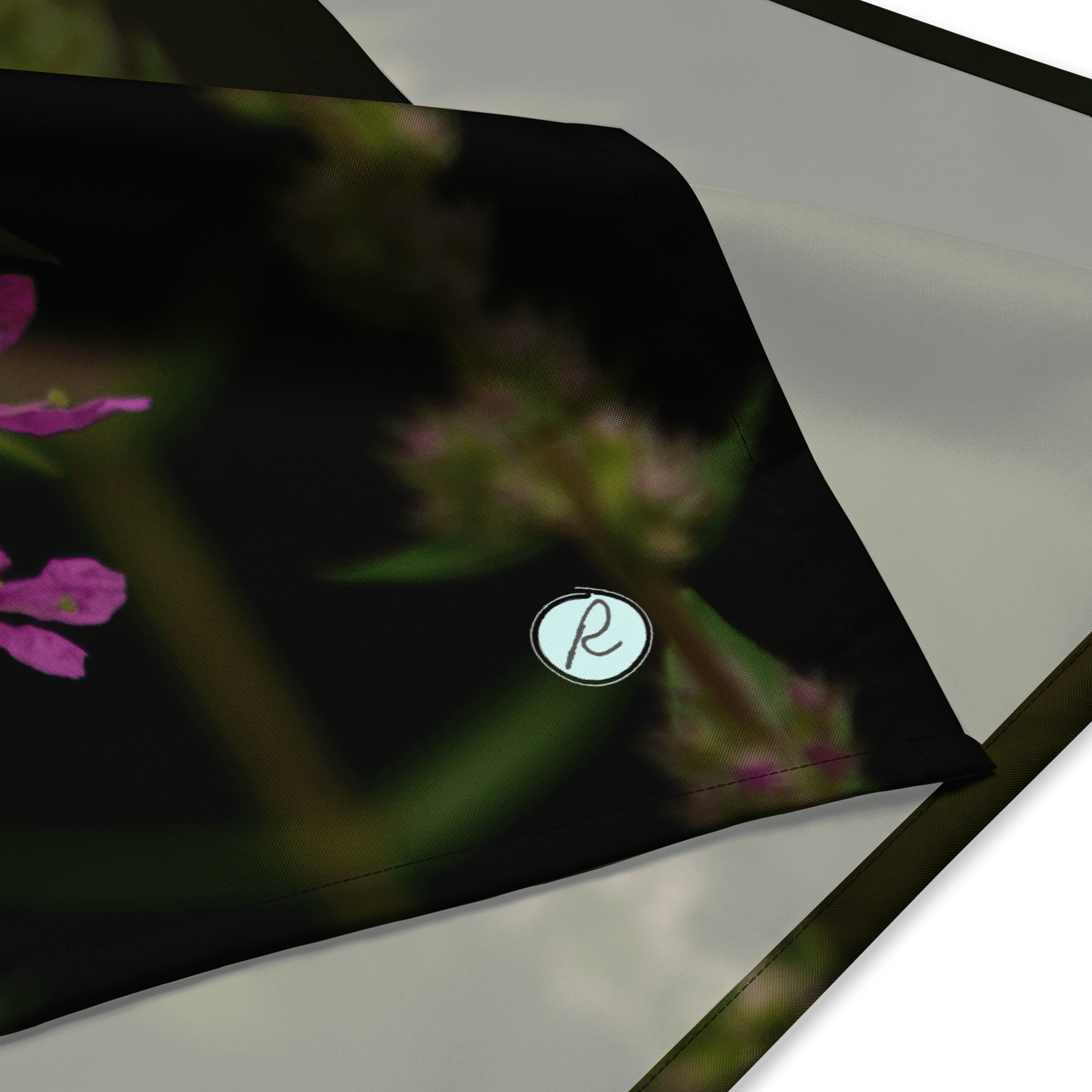 Bandana Tuch - Violette Blüten vor dunklem Hintergrund product image (2)